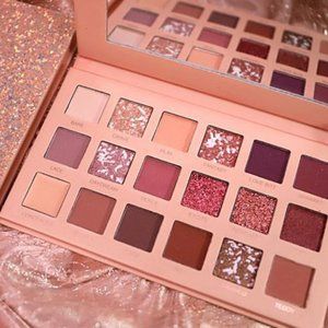 1 eyeshadow palette+9 surpise makeup items